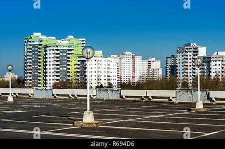 Parkdeck In einem High-School Siedlung im Norden von Berlin Stockfoto