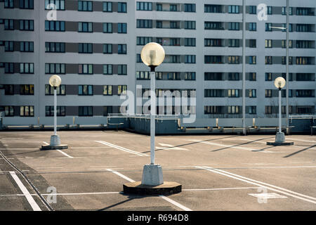 Parkdeck In einem High-School Siedlung im Norden von Berlin Stockfoto