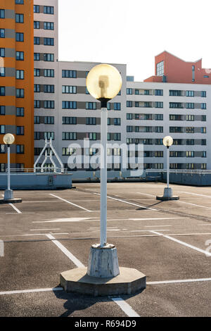 Parkdeck In einem High-School Siedlung im Norden von Berlin Stockfoto