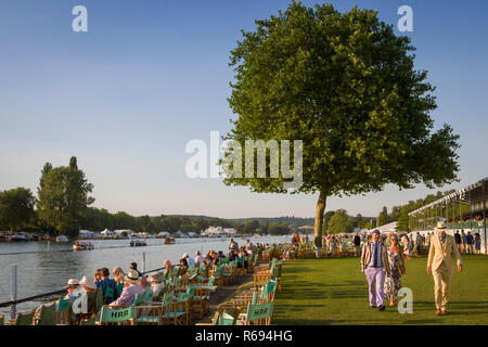 Eine allgemeine Ansicht der Stewards' Enclosure und Tribünen am Henley Royal Regatta Stockfoto