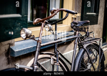 Rostigen alten Fahrrad mit originalen Details und traditionelles Design in einer atmosphärischen Szene Stockfoto