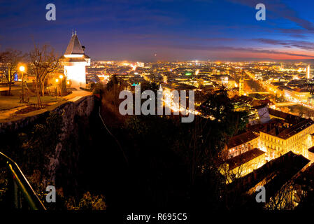 Graz Antenne Nacht Blick vom Schlossberg Stockfoto