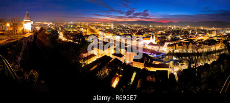 Graz Antenne Nacht Blick vom Schlossberg Stockfoto