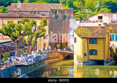 Mincio und idyllischen Dorf Borghetto anzeigen Stockfoto