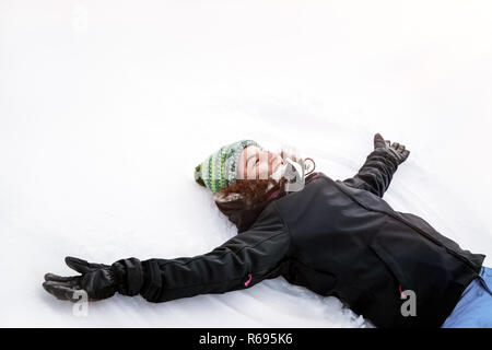 Glücklich machen Schnee Engel Stockfoto