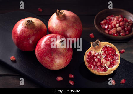 Granatäpfel noch Leben in Low Key. Close Up. Punica granatum Stockfoto