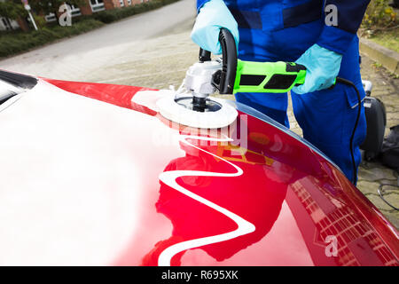 Person's Hand Polieren, Haube Stockfoto