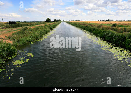 Sommer; Pondersbridge Bevills Leam ablaufen; Dorf; Moorland, Cambridgeshire, England, Großbritannien Stockfoto