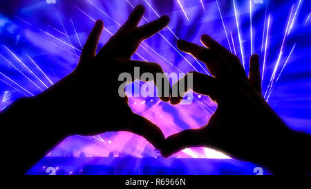 Silhouette Hände in Herz Form während eines Konzerts Stockfoto