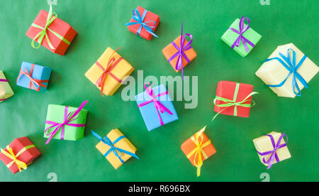 Bunte Weihnachtsgeschenke Stockfoto