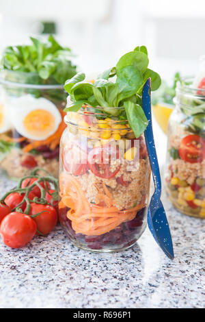 2-in-1-Salat in einem Glas Stockfoto