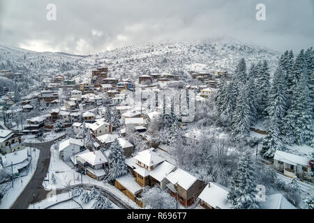 Luftaufnahme von Seli Traditionelles griechisches Dorf bedeckt von Schnee im Winter. Top Reiseziel in Nordgriechenland Stockfoto