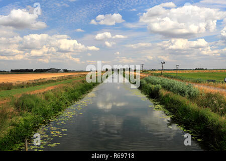 Sommer; Pondersbridge Bevills Leam ablaufen; Dorf; Moorland, Cambridgeshire, England, Großbritannien Stockfoto