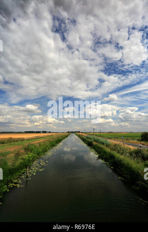 Sommer; Pondersbridge Bevills Leam ablaufen; Dorf; Moorland, Cambridgeshire, England, Großbritannien Stockfoto