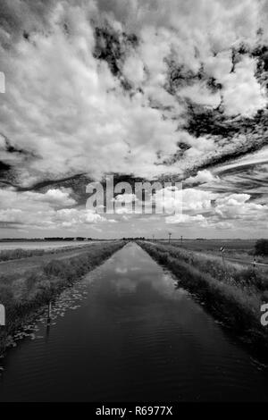 Sommer; Pondersbridge Bevills Leam ablaufen; Dorf; Moorland, Cambridgeshire, England, Großbritannien Stockfoto