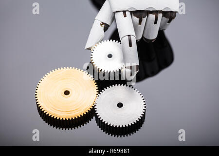 Roboter Holding Metal Gear Stockfoto
