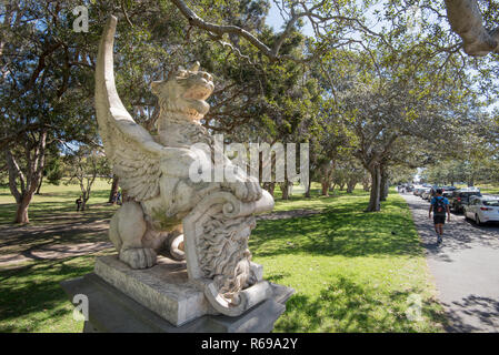 Einer der beiden gryphonic Typ Statuen (Greife), bewachen die Paddington Eingang zum Centennial Park, Sydney, Australien Stockfoto