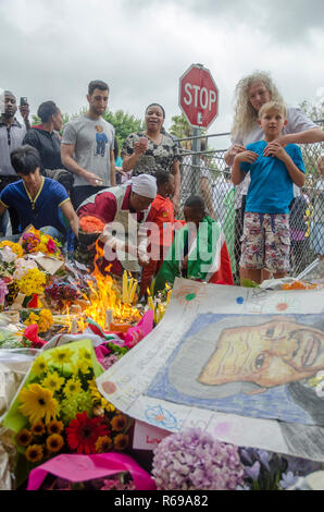 Blumen und Bilder links außerhalb des ehemaligen Präsidenten Nelson Mandela's House in Houghton steigen Sie mit Kerzen trauernden' gesetzt, in Johannesburg, Freitag, 6. Dezember 2013. Die Elder statesman starb am Donnerstag, 5. Dezember 2013. Foto: EVA-LOTTA JANSSON Stockfoto