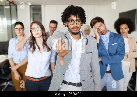 Gruppe der nicht erfolgreichen Geschäftsleuten und schlecht verwalteten Unternehmen führt zu Unzufriedenheit Stockfoto