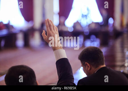 Mitglieder des rumänischen Parlaments abstimmen, indem Sie Ihre Hände