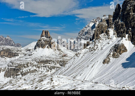 Wanderweg Der Drei Zinnen Runde im Schnee, Sextner Dolomiten, Südtirol, Südtirol, Italien zu Fuß Stockfoto