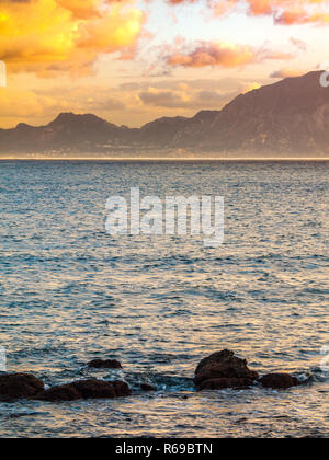 Algeciras, Spanien. Blick von Spanien über die Meerenge von Gibraltar nach Marokko, Afrika Stockfoto