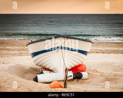 Kleines Fischerboot am Strand von Bolonia, Tarifa, Spanien, Costa De La Luz Stockfoto