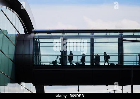 Silhouetten von Reisenden in Dublin Airport, Dublin, Republik von Irland Stockfoto