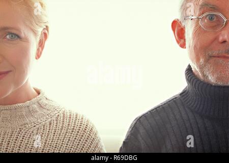 Porträt, Nahaufnahme, Paar Mitte 50, blonde Frau und grauhaariger Mann mit Bart und Brille, beide bekleidet, mit dickem Pullover Stockfoto