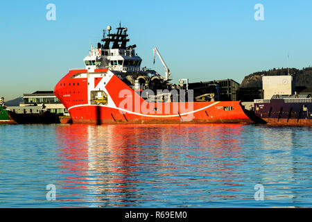 Offshore Anchor Handling Tug Supply und Service Schiffe (AHTS) KL Saltfjord im Hafen von Bergen, Norwegen. Bei Skoltegrunnskaien Anker. Stockfoto