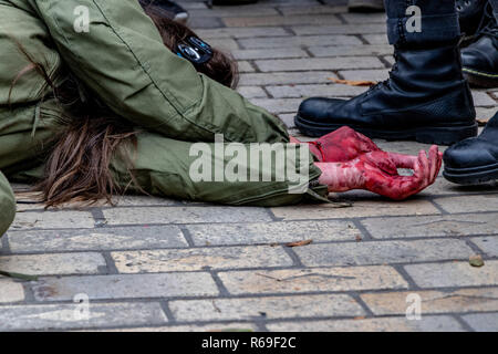 Gewalt gegen Menschen geschlagen der Frau die Hände in das Blut neben einem Mann in militärischen Schuhe. Stockfoto