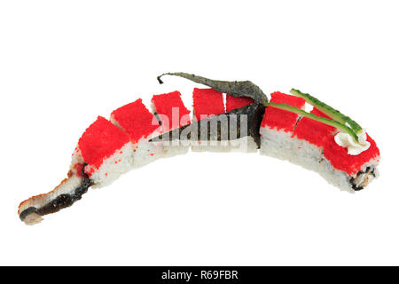 Sushi Rollen mit roten Tobiko Kaviar in der Form eines Drachen. Auf weissem Hintergrund. Kreative Gerichte auf der Speisekarte. Stockfoto