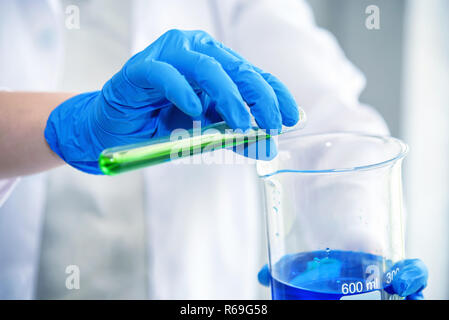 Wissenschaft Labor Forscher testen mit blauen und grünen Lösung Stockfoto