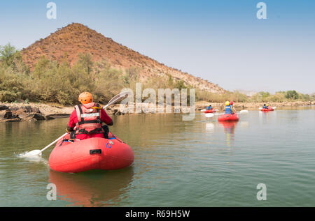 Rafting Paddeln Boot auf dem Fluss Kunene Namibia Stockfoto