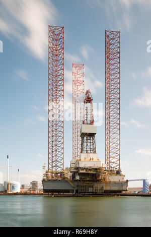 Oil Rig für die Reparatur in einer Werft Langzeitbelichtung Stockfoto