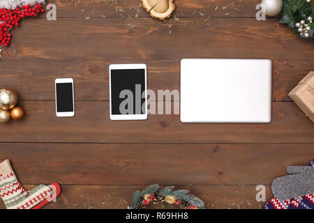 Geräte. Smartphone dgital Tablet-PC und Laptop auf dekorierten Tisch oben Ansicht schließen isoliert - oben Stockfoto