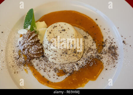 Feine Creme mit Soße und Schlagsahne garniert Schaum Stockfoto