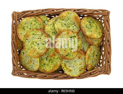 Blick von oben auf die Knoblauch und Käse aromatisiert Kartoffel Cracker in einem kleinen Weidenkorb auf einem weißen Hintergrund. Stockfoto