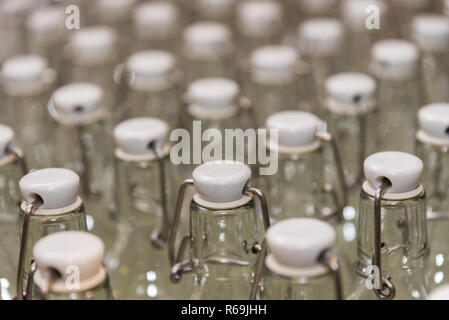 Viele leere Flaschen mit Clip Verschluss Aufgereiht und gesperrt Stockfoto