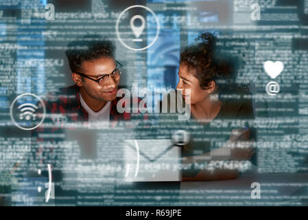 Junge indische dating Entwickler denken, wie neue Ereignisse zu verfolgen. Stockfoto
