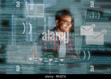 Junge indische Mann erhielt Nachricht von dating-APP Stockfoto