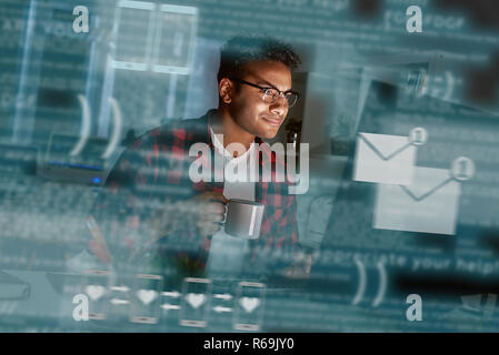 Junge indische Mann erhielt Nachricht von dating-APP Stockfoto