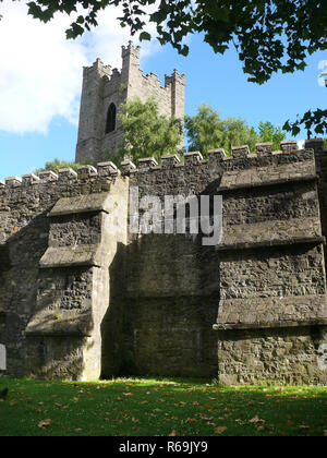 Stadtmauer in Dublin mit st. audoens Kirche Turm Stockfoto