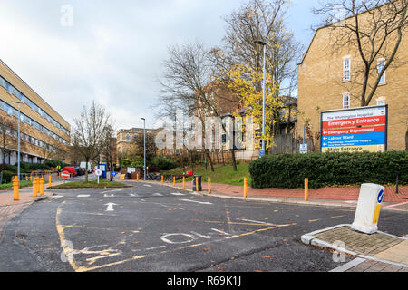 Eingang zu den Notfall- und Urgent Care Abteilungen der Whittington Hospital NHS Trust auf Highgate Hill, London, UK Stockfoto