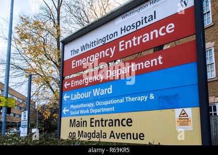 Hinweisschild zeigt die Not-Eingang des Whittington Krankenhaus, Torbogen, nördlich von London, Großbritannien Stockfoto