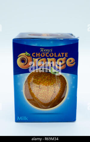 Largs, Schottland, Großbritannien - 29 November 2018: Terry's Chocolate Orange Marke in Kartonagen und teilweise recyclebar in Großbritannien die Subje werden Stockfoto