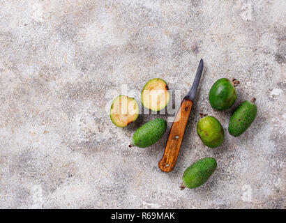 Frische feijoa auf einem hellen Hintergrund Stockfoto