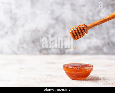 Honig tropft aus einem hölzernen Wagen Stockfoto