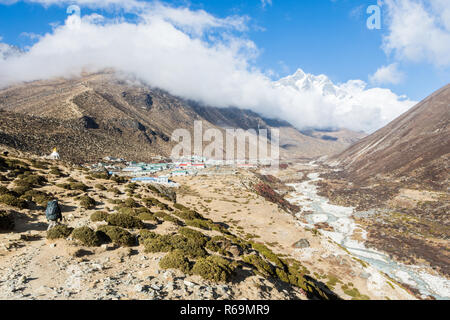 Wanderer auf dem Weg von Dingboche, Everest Base Camp trek, Sagarmatha Nationalpark, Nepal Stockfoto