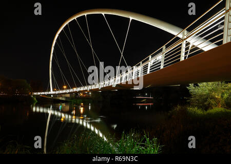 Selbsttragende gewölbte Brücke über die Mulde in der Nähe von Dessau in der Nacht, Dessau-Roßlau, Sachsen-Anhalt, Deutschland Stockfoto